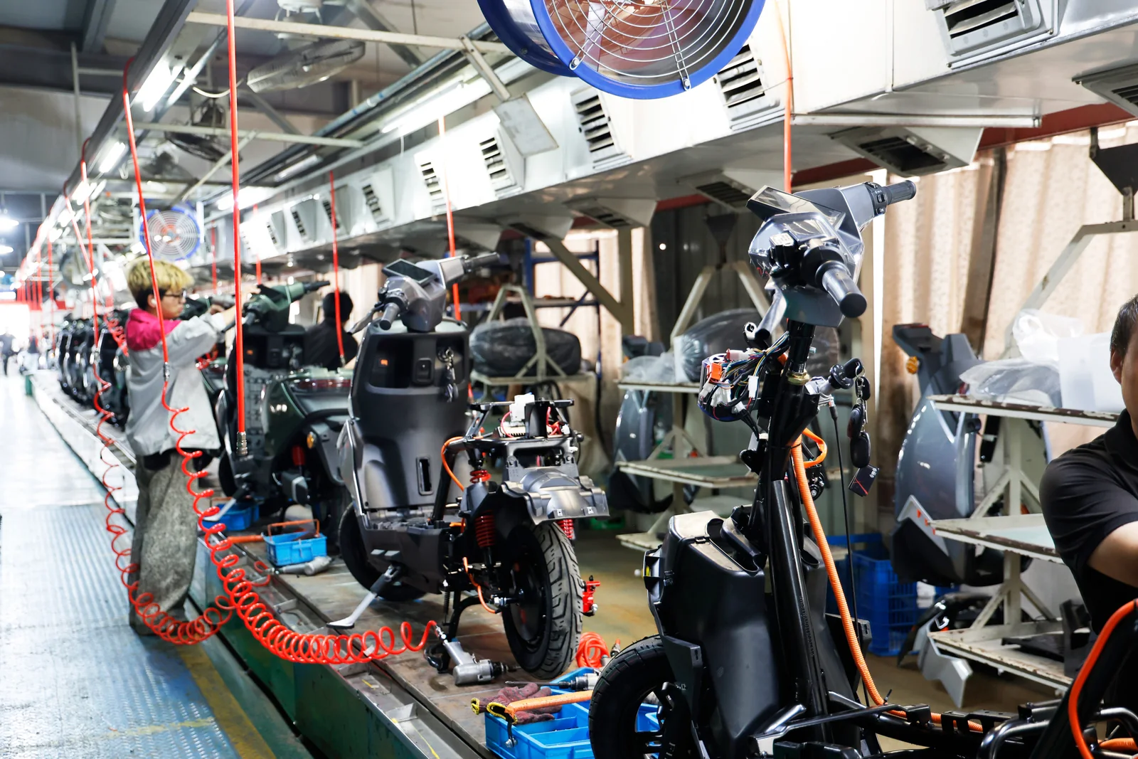 Vehicle assembly workstations