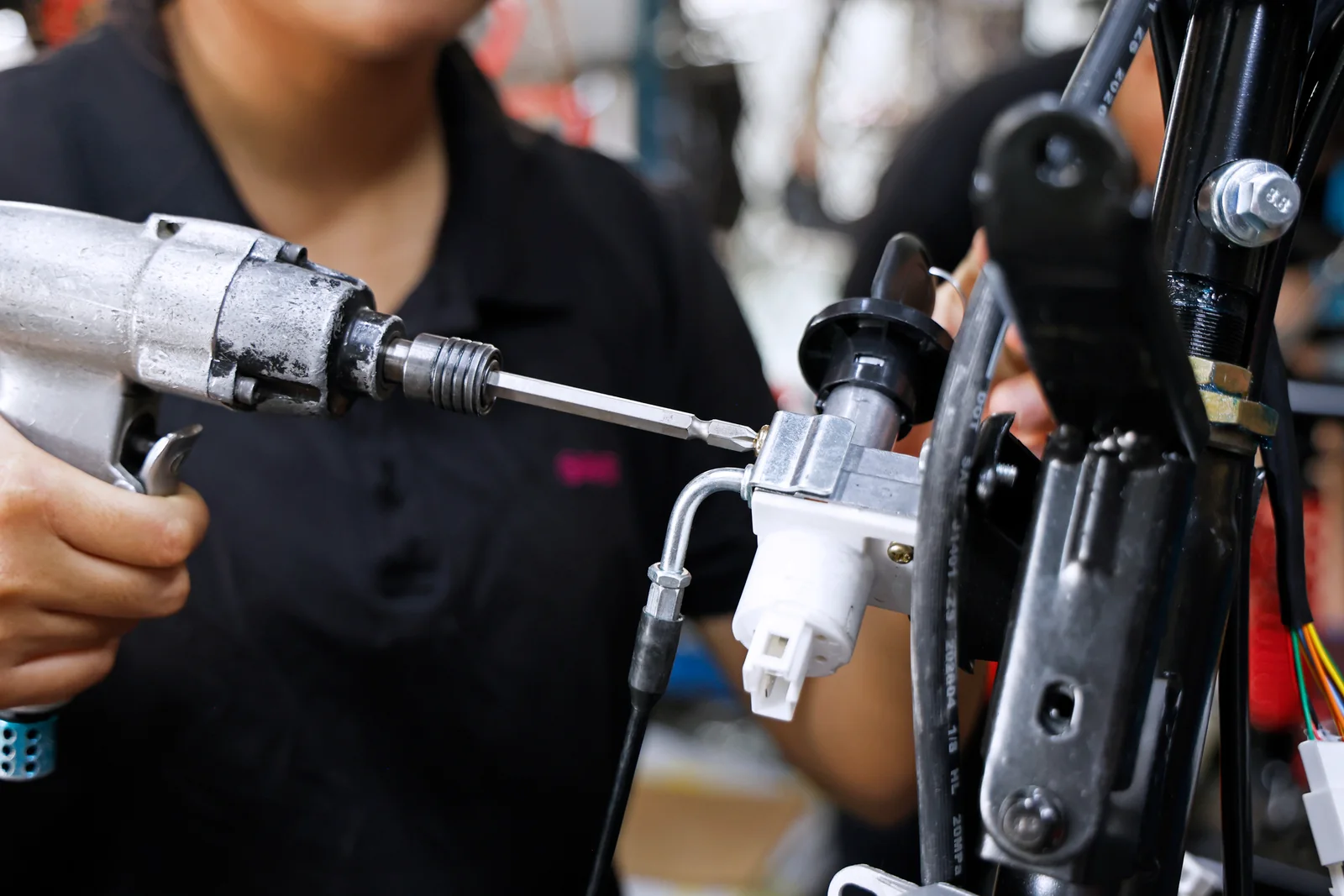 Fastening a component during vehicle assembly