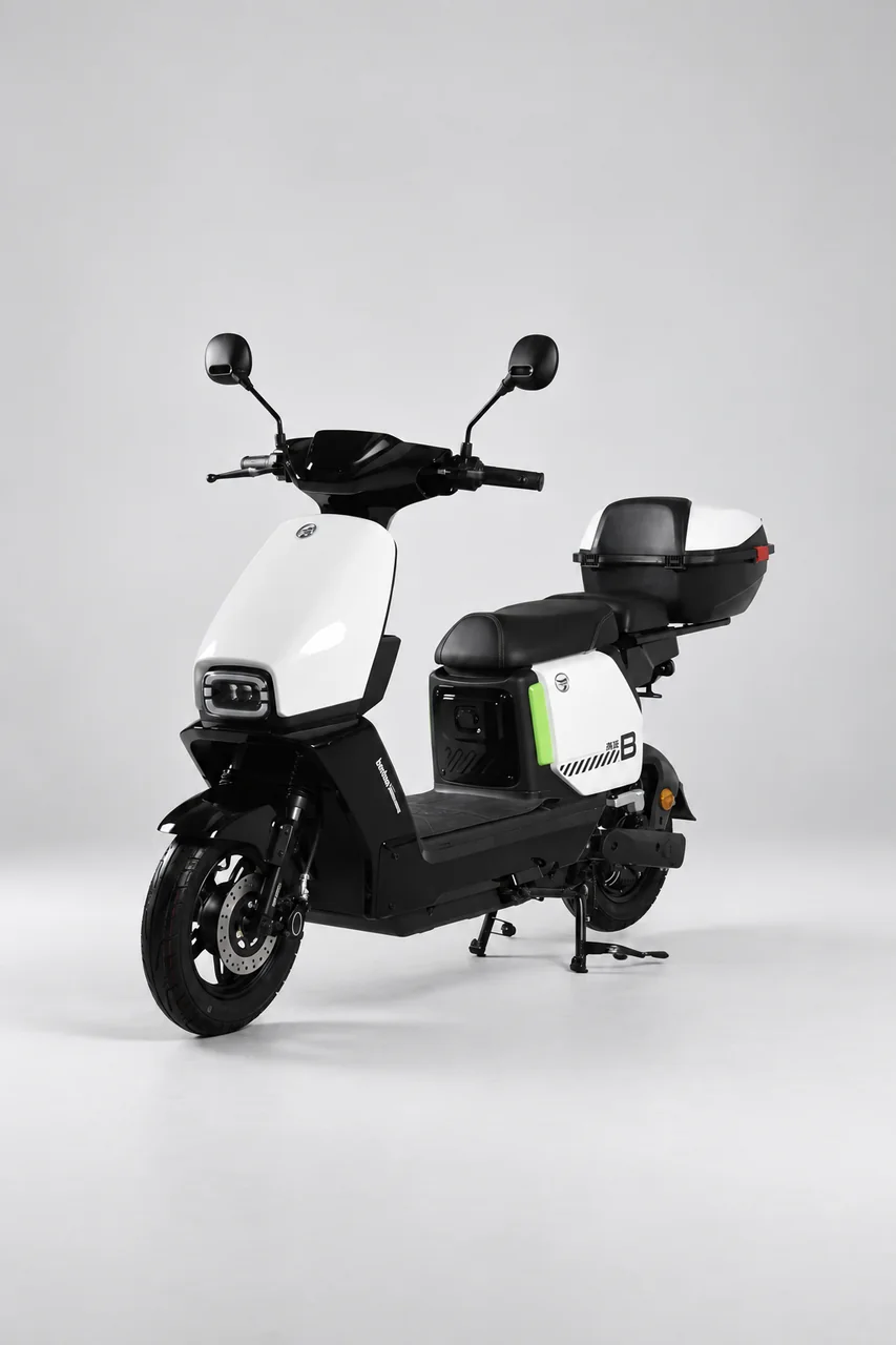 G300 Front three-quarter view