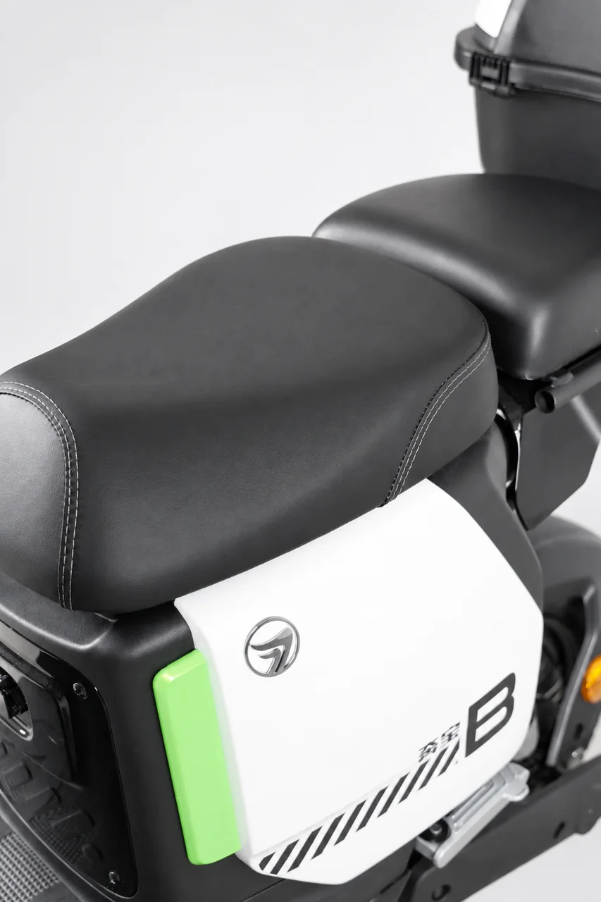 G300 Seat and side panel